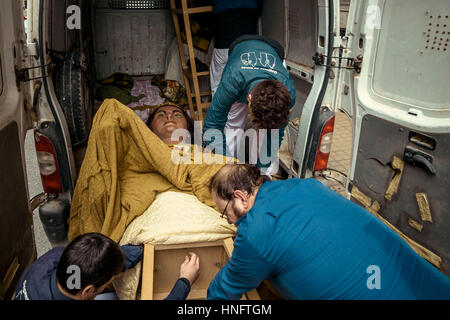 Barcelona, Spanien. 12. Februar 2017. Ein "Gegant" (Riese) von Ribes erfolgt in Barcelona Kredit bereit für den Transport nach seiner Leistung während des Festivals Santa Eulalia: Matthias Oesterle/Alamy Live News Stockfoto