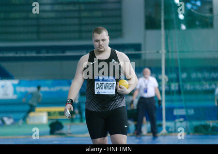 Sheffield, England, 12. Februar 2017. Daniel Cartwright im Wettbewerb im Kugelstoßen an den britischen Leichtathletik Indoor Team Trials, 2017 im englischen Institut des Sports, Sheffield. Mit einem Wurf von 15,84 m beendete er auf dem fünften Platz. Bildnachweis: Colin Edwards/Alamy Live-Nachrichten. Stockfoto