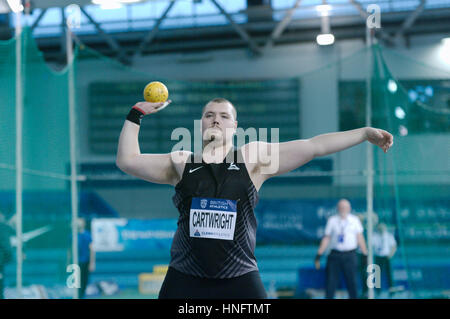 Sheffield, England, 12. Februar 2017. Daniel Cartwright im Wettbewerb im Kugelstoßen an den britischen Leichtathletik Indoor Team Trials, 2017 im englischen Institut des Sports, Sheffield. Mit einem Wurf von 15,84 m beendete er auf dem fünften Platz. Bildnachweis: Colin Edwards/Alamy Live-Nachrichten. Stockfoto