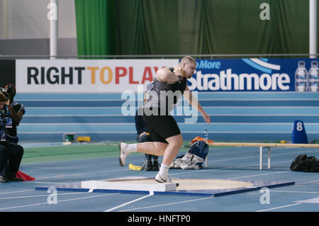 Sheffield, England, 12. Februar 2017. Daniel Cartwright im Wettbewerb im Kugelstoßen an den britischen Leichtathletik Indoor Team Trials, 2017 im englischen Institut des Sports, Sheffield. Mit einem Wurf von 15,84 m beendete er auf dem fünften Platz. Bildnachweis: Colin Edwards/Alamy Live-Nachrichten. Stockfoto