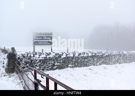 Matlock, Derbyshire, UK. 12. Februar 2016. Heftige Schneefälle in den Derbyshire Dales, in der Nähe von Matlock und Umgebung. Derbyshire Grafschaftsrat Salzstreuer sind aufgrund von Frost und eisigen Bedingungen. Bildnachweis: Ian Francis/Alamy Live-Nachrichten Stockfoto