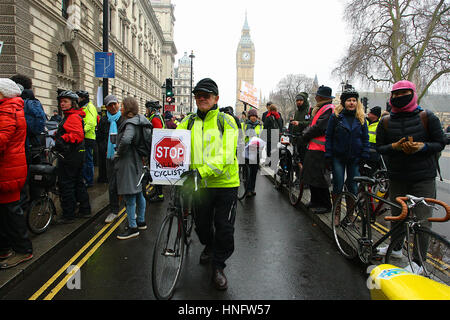 Radfahrer März in London Kampagne für ein Ende zum Tode von Radfahrern und Fußgängern auf unseren Straßen.   Radfahrer März in London Kampagne für ein Ende zum Tode von Radfahrern und Fußgängern auf unseren Straßen. Stockfoto
