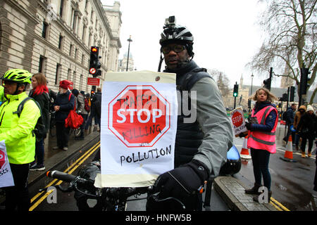Radfahrer März in London Kampagne für ein Ende zum Tode von Radfahrern und Fußgängern auf unseren Straßen.   Radfahrer März in London Kampagne für ein Ende zum Tode von Radfahrern und Fußgängern auf unseren Straßen. Stockfoto