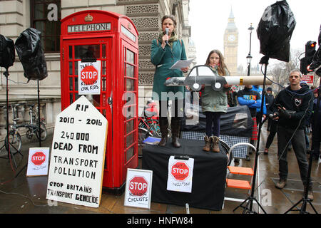 Radfahrer März in London Kampagne für ein Ende zum Tode von Radfahrern und Fußgängern auf unseren Straßen.   Radfahrer März in London Kampagne für ein Ende zum Tode von Radfahrern und Fußgängern auf unseren Straßen. Stockfoto