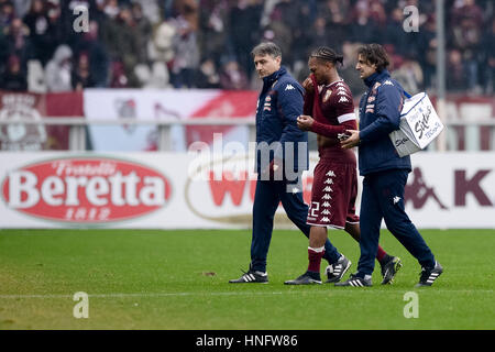 Turin, Italien. 12 Februar 2017: Joel Obi Torino FC verlässt das Spielfeld nach einer Verletzung während der Serie A Fußballspiel zwischen Torino FC und Pescara Calcio. Stockfoto