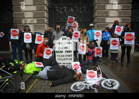 Radfahrer März in London Kampagne für ein Ende zum Tode von Radfahrern und Fußgängern auf unseren Straßen.   Radfahrer März in London Kampagne für ein Ende zum Tode von Radfahrern und Fußgängern auf unseren Straßen. Stockfoto