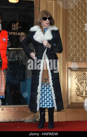 New York, NY, USA. 12. Februar 2017. Anna Wintour kommt bei der Victoria Beckham NYFW h/w 2017 Fashion Show am Cipriani im 12. Februar 2017 in New York City. Stockfoto