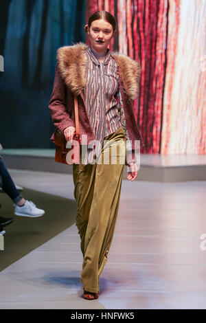 Olympia London, UK Modell 12. Februar 2017 auf Laufsteg am Eröffnungstag der Pure London 2017 Herbst/Winter Kollektion Vorschau präsentiert die neuesten Designs von einer Mischung aus stilvollen Etiketten ein Trend-geführten Publikum abzielen. Stockfoto