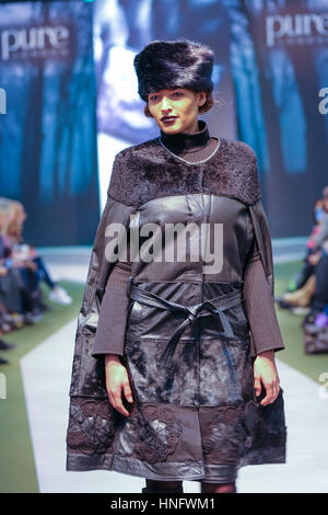 Olympia London, UK Modell 12. Februar 2017 auf Laufsteg am Eröffnungstag der Pure London 2017 Herbst/Winter Kollektion Vorschau präsentiert die neuesten Designs von einer Mischung aus stilvollen Etiketten ein Trend-geführten Publikum abzielen. Stockfoto