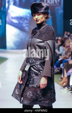 Olympia London, UK Modell 12. Februar 2017 auf Laufsteg am Eröffnungstag der Pure London 2017 Herbst/Winter Kollektion Vorschau präsentiert die neuesten Designs von einer Mischung aus stilvollen Etiketten ein Trend-geführten Publikum abzielen. Stockfoto