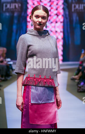 Olympia London, UK Modell 12. Februar 2017 auf Laufsteg am Eröffnungstag der Pure London 2017 Herbst/Winter Kollektion Vorschau präsentiert die neuesten Designs von einer Mischung aus stilvollen Etiketten ein Trend-geführten Publikum abzielen. Stockfoto