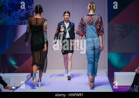 Olympia London, UK. 12. Februar 2017. Modell auf Laufsteg am Eröffnungstag der Pure London 2017 Herbst/Winter Kollektion Vorschau präsentiert die neuesten Designs von einer Mischung aus stilvollen Etiketten ein Trend-geführten Publikum abzielen. Bildnachweis: Dinendra Haria/Alamy Live-Nachrichten Stockfoto