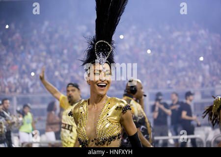 Sao Paulo, Brasilien. 12. Februar 2017. TV-Moderatorin SABRINA SATO, paradieren durch Samba Schule Gavioes da Fiel, nehmen Sie Teil an der Generalprobe für die kommende Sao Paulo Karneval 2017, bei den Anhembi Sambodromo, am vergangenen Samstag (11) Credit: Paulo Lopes/ZUMA Draht/Alamy Live News Stockfoto