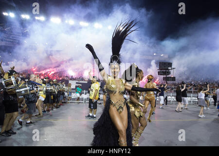 Sao Paulo, Brasilien. 12. Februar 2017. TV-Moderatorin SABRINA SATO, paradieren durch Samba Schule Gavioes da Fiel, nehmen Sie Teil an der Generalprobe für die kommende Sao Paulo Karneval 2017, bei den Anhembi Sambodromo, am vergangenen Samstag (11) Credit: Paulo Lopes/ZUMA Draht/Alamy Live News Stockfoto