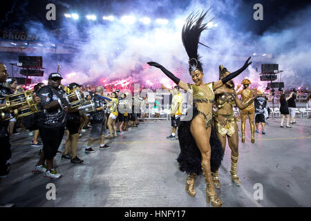 Sao Paulo, Brasilien. 12. Februar 2017. TV-Moderatorin SABRINA SATO, paradieren durch Samba Schule Gavioes da Fiel, nehmen Sie Teil an der Generalprobe für die kommende Sao Paulo Karneval 2017, bei den Anhembi Sambodromo, am vergangenen Samstag (11) Credit: Paulo Lopes/ZUMA Draht/Alamy Live News Stockfoto