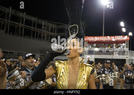 Sao Paulo, Brasilien. 12. Februar 2017. TV-Moderatorin SABRINA SATO, paradieren durch Samba Schule Gavioes da Fiel, nehmen Sie Teil an der Generalprobe für die kommende Sao Paulo Karneval 2017, bei den Anhembi Sambodromo, am vergangenen Samstag (11) Credit: Paulo Lopes/ZUMA Draht/Alamy Live News Stockfoto