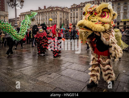 Turin, Italien. 12. Februar 2017. Feiern für das chinesische Neujahr, auch bekannt als die Lunar New Year oder Frühlingsfest und Drachentanz - 2017 Jahr des Hahnes - Löwen tanzen Credit: wirklich Easy Star/Alamy Live News Stockfoto