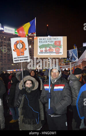 Bukarest, Rumänien. 12. Februar 2017. 70.000 Demonstranten in Piata Victoriei (Siegesplatz) zeigen eine Reihe von Banner gegen die PSD-Regierung am 13. Tag der Proteste. Bildnachweis: Douglas MacKenzie/Alamy Live-Nachrichten Stockfoto