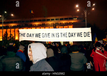 Bukarest, Rumänien. 12. Februar 2017. 70.000 Demonstranten in Piata Victoriei (Siegesplatz) demonstrieren gegen die PSD-Regierung am 13. Tag der Proteste. "Am Tag geben wir In den Tag, den wir sterben" ist eine Linie von den bekanntesten Song der Band Goodbye, Schwerkraft, die alle durch das Feuer in der Diskothek Colectiv im Oktober 2015 umgekommen sind. Bildnachweis: Douglas MacKenzie/Alamy Live-Nachrichten Stockfoto