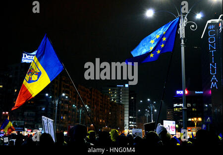 Bukarest, Rumänien. 12. Februar 2017. Bei Temperaturen von-7C demonstrieren 70.000 Demonstranten in Piata Victoriei (Siegesplatz) gegen die PSD-Regierung mit der rumänischen und der Europäischen Union Flag Prominente. Die Projektion auf das Bankgebäude liest #continuam (weiter). Bildnachweis: Douglas MacKenzie/Alamy Live-Nachrichten Stockfoto