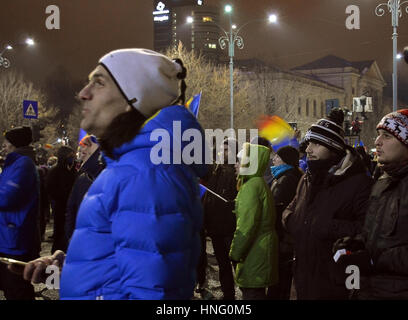 Bukarest, Rumänien. 12. Februar 2017. Bei Temperaturen von-7C 70.000 Demonstranten in Piata Victoriei (Siegesplatz) demonstrieren gegen die PSD-Regierung und der rumänischen Nationalhymne gemeinsam zu singen. Bildnachweis: Douglas MacKenzie/Alamy Live-Nachrichten Stockfoto