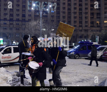 Bukarest, Rumänien. 12. Februar 2017. Trotz Temperaturen von-7C demonstrieren 70.000 Demonstranten in Piata Victoriei (Siegesplatz) gegen die PSD-Regierung am 13. Tag der Proteste. Bildnachweis: Douglas MacKenzie/Alamy Live-Nachrichten Stockfoto