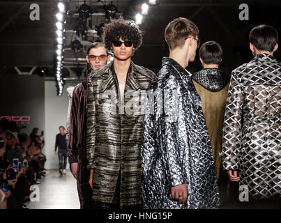 New York, USA. 12. Februar 2017. Modelle laufen Start-und Landebahn für die Custo Barcelona Herbst/Winter 2017 Runway Show in New York Fashion Week am Pier 59 Studios im Chelsea Piers, Manhattan Credit: Sam Aronov/Alamy Live News Stockfoto