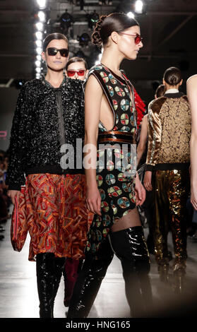 New York, USA. 12. Februar 2017. Modelle laufen Start-und Landebahn für die Custo Barcelona Herbst/Winter 2017 Runway Show in New York Fashion Week am Pier 59 Studios im Chelsea Piers, Manhattan Credit: Sam Aronov/Alamy Live News Stockfoto