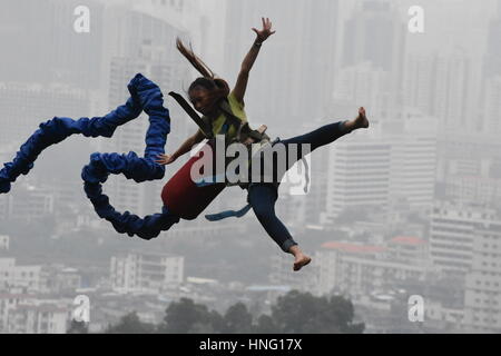 Guangzhou, Guangzhou, China. 12. Februar 2017. Guangzhou, CHINA-12. Februar 2017: (nur zur redaktionellen Verwendung. CHINA HERAUS). Ein Jugendlicher macht Bungee-Sprung in Guangzhou, Hauptstadt der südchinesischen Provinz Guangdong, 12. Februar 2017. Heutzutage sind viele Menschen daran interessiert, Abenteuersportarten wie Bungee-Sprung, um ihre Grenzen zu testen und sich selbst herauszufordern, in China. Bildnachweis: SIPA Asien/ZUMA Draht/Alamy Live-Nachrichten Stockfoto