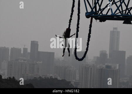 Guangzhou, Guangzhou, China. 12. Februar 2017. Guangzhou, CHINA-12. Februar 2017: (nur zur redaktionellen Verwendung. CHINA HERAUS). Ein Jugendlicher macht Bungee-Sprung in Guangzhou, Hauptstadt der südchinesischen Provinz Guangdong, 12. Februar 2017. Heutzutage sind viele Menschen daran interessiert, Abenteuersportarten wie Bungee-Sprung, um ihre Grenzen zu testen und sich selbst herauszufordern, in China. Bildnachweis: SIPA Asien/ZUMA Draht/Alamy Live-Nachrichten Stockfoto