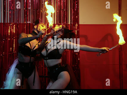 London, UK. 12. Februar 2017. Rande London feierte die erfolgreiche erste Day-trading mit einer Burleske after-Show Party, gut durch Aussteller und raten Sie mal, in Islington Metall Werke Kredit statt besuchen: Paul Quezada-Neiman/Alamy Live News Stockfoto