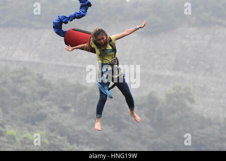 Guangzhou, Guangzhou, China. 12. Februar 2017. Guangzhou, CHINA-12. Februar 2017: (nur zur redaktionellen Verwendung. CHINA HERAUS). Ein Jugendlicher macht Bungee-Sprung in Guangzhou, Hauptstadt der südchinesischen Provinz Guangdong, 12. Februar 2017. Heutzutage sind viele Menschen daran interessiert, Abenteuersportarten wie Bungee-Sprung, um ihre Grenzen zu testen und sich selbst herauszufordern, in China. Bildnachweis: SIPA Asien/ZUMA Draht/Alamy Live-Nachrichten Stockfoto