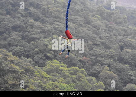 Guangzhou, Guangzhou, China. 12. Februar 2017. Guangzhou, CHINA-12. Februar 2017: (nur zur redaktionellen Verwendung. CHINA HERAUS). Ein Jugendlicher macht Bungee-Sprung in Guangzhou, Hauptstadt der südchinesischen Provinz Guangdong, 12. Februar 2017. Heutzutage sind viele Menschen daran interessiert, Abenteuersportarten wie Bungee-Sprung, um ihre Grenzen zu testen und sich selbst herauszufordern, in China. Bildnachweis: SIPA Asien/ZUMA Draht/Alamy Live-Nachrichten Stockfoto