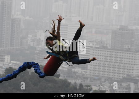 Guangzhou, Guangzhou, China. 12. Februar 2017. Guangzhou, CHINA-12. Februar 2017: (nur zur redaktionellen Verwendung. CHINA HERAUS). Ein Jugendlicher macht Bungee-Sprung in Guangzhou, Hauptstadt der südchinesischen Provinz Guangdong, 12. Februar 2017. Heutzutage sind viele Menschen daran interessiert, Abenteuersportarten wie Bungee-Sprung, um ihre Grenzen zu testen und sich selbst herauszufordern, in China. Bildnachweis: SIPA Asien/ZUMA Draht/Alamy Live-Nachrichten Stockfoto