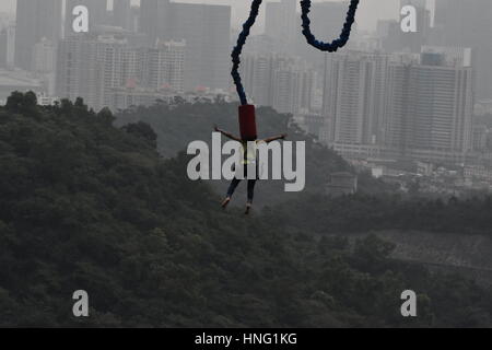 Guangzhou, Guangzhou, China. 12. Februar 2017. Guangzhou, CHINA-12. Februar 2017: (nur zur redaktionellen Verwendung. CHINA HERAUS). Ein Jugendlicher macht Bungee-Sprung in Guangzhou, Hauptstadt der südchinesischen Provinz Guangdong, 12. Februar 2017. Heutzutage sind viele Menschen daran interessiert, Abenteuersportarten wie Bungee-Sprung, um ihre Grenzen zu testen und sich selbst herauszufordern, in China. Bildnachweis: SIPA Asien/ZUMA Draht/Alamy Live-Nachrichten Stockfoto