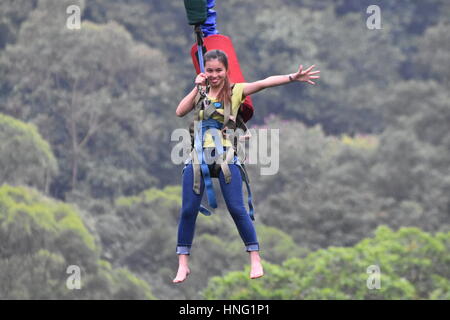 Guangzhou, Guangzhou, China. 12. Februar 2017. Guangzhou, CHINA-12. Februar 2017: (nur zur redaktionellen Verwendung. CHINA HERAUS). Ein Jugendlicher macht Bungee-Sprung in Guangzhou, Hauptstadt der südchinesischen Provinz Guangdong, 12. Februar 2017. Heutzutage sind viele Menschen daran interessiert, Abenteuersportarten wie Bungee-Sprung, um ihre Grenzen zu testen und sich selbst herauszufordern, in China. Bildnachweis: SIPA Asien/ZUMA Draht/Alamy Live-Nachrichten Stockfoto