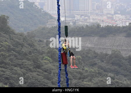 Guangzhou, Guangzhou, China. 12. Februar 2017. Guangzhou, CHINA-12. Februar 2017: (nur zur redaktionellen Verwendung. CHINA HERAUS). Ein Jugendlicher macht Bungee-Sprung in Guangzhou, Hauptstadt der südchinesischen Provinz Guangdong, 12. Februar 2017. Heutzutage sind viele Menschen daran interessiert, Abenteuersportarten wie Bungee-Sprung, um ihre Grenzen zu testen und sich selbst herauszufordern, in China. Bildnachweis: SIPA Asien/ZUMA Draht/Alamy Live-Nachrichten Stockfoto