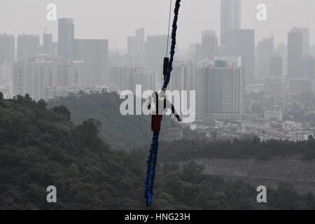 Guangzhou, Guangzhou, China. 12. Februar 2017. Guangzhou, CHINA-12. Februar 2017: (nur zur redaktionellen Verwendung. CHINA HERAUS). Ein Jugendlicher macht Bungee-Sprung in Guangzhou, Hauptstadt der südchinesischen Provinz Guangdong, 12. Februar 2017. Heutzutage sind viele Menschen daran interessiert, Abenteuersportarten wie Bungee-Sprung, um ihre Grenzen zu testen und sich selbst herauszufordern, in China. Bildnachweis: SIPA Asien/ZUMA Draht/Alamy Live-Nachrichten Stockfoto