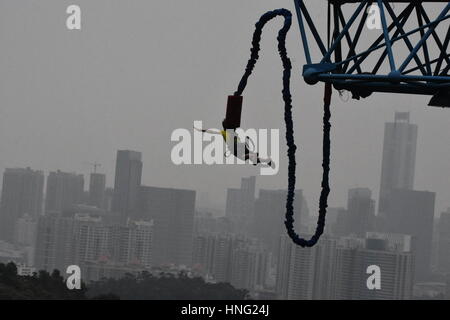 Guangzhou, Guangzhou, China. 12. Februar 2017. Guangzhou, CHINA-12. Februar 2017: (nur zur redaktionellen Verwendung. CHINA HERAUS). Ein Jugendlicher macht Bungee-Sprung in Guangzhou, Hauptstadt der südchinesischen Provinz Guangdong, 12. Februar 2017. Heutzutage sind viele Menschen daran interessiert, Abenteuersportarten wie Bungee-Sprung, um ihre Grenzen zu testen und sich selbst herauszufordern, in China. Bildnachweis: SIPA Asien/ZUMA Draht/Alamy Live-Nachrichten Stockfoto