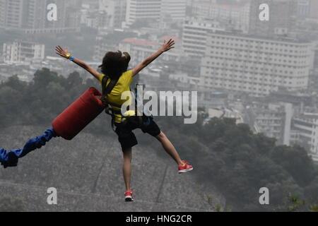 Guangzhou, Guangzhou, China. 12. Februar 2017. Guangzhou, CHINA-12. Februar 2017: (nur zur redaktionellen Verwendung. CHINA HERAUS). Ein Jugendlicher macht Bungee-Sprung in Guangzhou, Hauptstadt der südchinesischen Provinz Guangdong, 12. Februar 2017. Heutzutage sind viele Menschen daran interessiert, Abenteuersportarten wie Bungee-Sprung, um ihre Grenzen zu testen und sich selbst herauszufordern, in China. Bildnachweis: SIPA Asien/ZUMA Draht/Alamy Live-Nachrichten Stockfoto