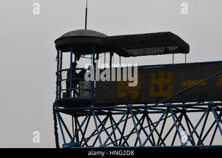 Guangzhou, Guangzhou, China. 12. Februar 2017. Guangzhou, CHINA-12. Februar 2017: (nur zur redaktionellen Verwendung. CHINA HERAUS). Ein Jugendlicher macht Bungee-Sprung in Guangzhou, Hauptstadt der südchinesischen Provinz Guangdong, 12. Februar 2017. Heutzutage sind viele Menschen daran interessiert, Abenteuersportarten wie Bungee-Sprung, um ihre Grenzen zu testen und sich selbst herauszufordern, in China. Bildnachweis: SIPA Asien/ZUMA Draht/Alamy Live-Nachrichten Stockfoto