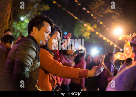 Guangzhou, Guangzhou, China. 10. Februar 2017. Guangzhou, CHINA-Februar 10 2017: (nur zur redaktionellen Verwendung. CHINA HERAUS). Die Menschen genießen verschiedene Laternen an einer Laterne-Messe in Guangzhou, Guangdong Provinz Süd-China, 10. Februar 2017, Laternenfest zu feiern. Bildnachweis: SIPA Asien/ZUMA Draht/Alamy Live-Nachrichten Stockfoto