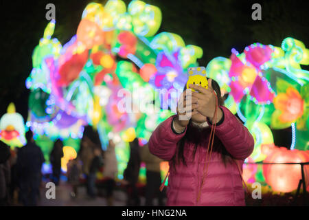 Guangzhou, Guangzhou, China. 10. Februar 2017. Guangzhou, CHINA-Februar 10 2017: (nur zur redaktionellen Verwendung. CHINA HERAUS). Die Menschen genießen verschiedene Laternen an einer Laterne-Messe in Guangzhou, Guangdong Provinz Süd-China, 10. Februar 2017, Laternenfest zu feiern. Bildnachweis: SIPA Asien/ZUMA Draht/Alamy Live-Nachrichten Stockfoto