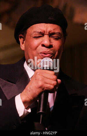 Datei. 12. Februar 2017. ALWIN LOPEZ 'AL' JARREAU (12. März 1940 - 12. Februar 2017) war eine US-amerikanische jazz-Sängerin. Er gewann sieben Grammy Awards und wurde für mehr als ein Dutzend mehr nominiert. Er ist vielleicht am besten bekannt für sein Album 1981 Breakin ' Away, für den Titelsong der Ende der 1980er Jahre TV-Serie gesungen Schwarzarbeit und als Darsteller in der 1985 Charity-Song "We Are the World." Im Bild: 27. Februar 2006; New York - Jazz Künstler Sänger AL JARREAU auf die Leistung und die Preisverleihung für die neue Schule für Jazz und zeitgenössische Musik 2006 Beacons Awards Gala im Pierre Hotel statt. Stockfoto