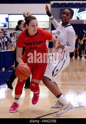 Washington, VA, USA. 12. Februar 2017. 20170212 - Dayton vorwärts ANDRIJANA CVITKOVIC (10) dribbelt gegen George Washington weiter CAIRA WASHINGTON (3) in der ersten Hälfte im Smith Center in Washington. Bildnachweis: Chuck Myers/ZUMA Draht/Alamy Live-Nachrichten Stockfoto