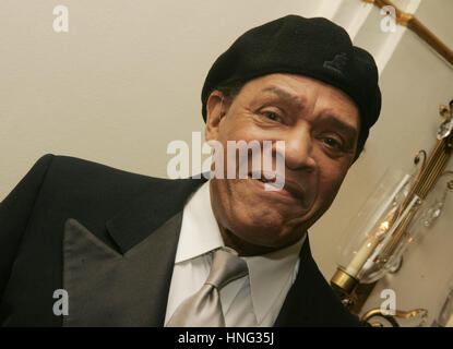 Datei. 12. Februar 2017. ALWIN LOPEZ 'AL' JARREAU (12. März 1940 - 12. Februar 2017) war eine US-amerikanische jazz-Sängerin. Er gewann sieben Grammy Awards und wurde für mehr als ein Dutzend mehr nominiert. Er ist vielleicht am besten bekannt für sein Album 1981 Breakin ' Away, für den Titelsong der Ende der 1980er Jahre TV-Serie gesungen Schwarzarbeit und als Darsteller in der 1985 Charity-Song "We Are the World." Im Bild: 27. Februar 2006; New York - Jazz Künstler Sänger AL JARREAU in der cocktail-Empfang für die neue Schule für Jazz und zeitgenössische Musik 2006 Beacons Awards Gala im Pierre Hotel statt. (Bild Kredit: Stockfoto