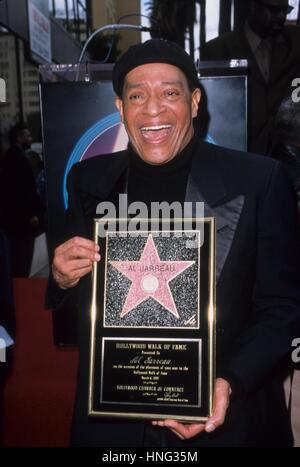 Datei. 12. Februar 2017. ALWIN LOPEZ 'AL' JARREAU (12. März 1940 - 12. Februar 2017) war eine US-amerikanische jazz-Sängerin. Er gewann sieben Grammy Awards und wurde für mehr als ein Dutzend mehr nominiert. Er ist vielleicht am besten bekannt für sein Album 1981 Breakin ' Away, für den Titelsong der Ende der 1980er Jahre TV-Serie gesungen Schwarzarbeit und als Darsteller in der 1985 Charity-Song "We Are the World." Im Bild: Al Jarreau Sterne Hollywood Walk of Fame in Hollywood, Ca. 2001. Bildnachweis: Paul Skipper/Globe Photos/ZUMAPRESS.com/Alamy Live-Nachrichten Stockfoto