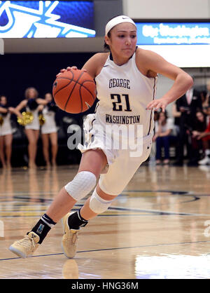 Washington, VA, USA. 12. Februar 2017. 20170212 - George Washington bewachen MEI-LYN BAUTISTA (21) dribbelt gegen Dayton in der zweiten Hälfte im Smith Center in Washington. Bildnachweis: Chuck Myers/ZUMA Draht/Alamy Live-Nachrichten Stockfoto