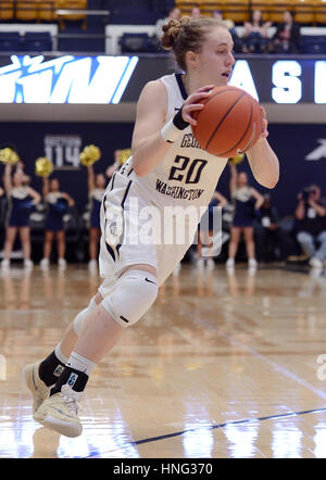 Washington, VA, USA. 12. Februar 2017. 20170212 - George Washington bewachen HANNAH SCHAIBLE (20) dribbelt gegen Dayton in der zweiten Hälfte im Smith Center in Washington. Bildnachweis: Chuck Myers/ZUMA Draht/Alamy Live-Nachrichten Stockfoto