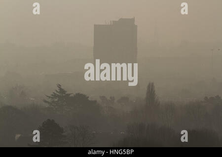 Wimbledon London, UK. 13. Februar 2017. Wimbledon Landschaft und Tree tops gebadet in dunstigen Sonnenschein wie wärmere Temperaturen prognostiziert werden, bringen ein Tauwetter in London und in vielen Teilen des Vereinigten Königreichs: Amer Ghazzal/Alamy Live-Nachrichten Stockfoto